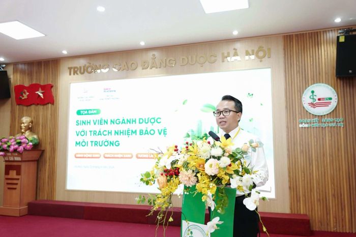  Ông Đường Xuân Tùng – Hiệu trưởng Trường Cao đẳng Dược Hà Nội phát biểu. 