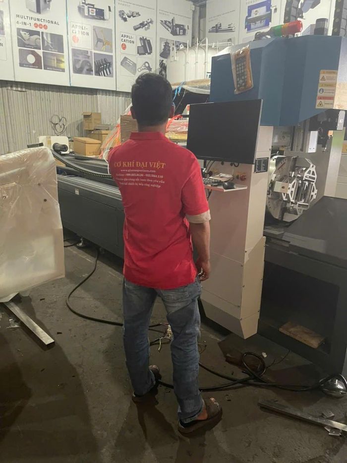 Kỹ sư vận hành máy cắt laser inox cnc tại xưởng gia công