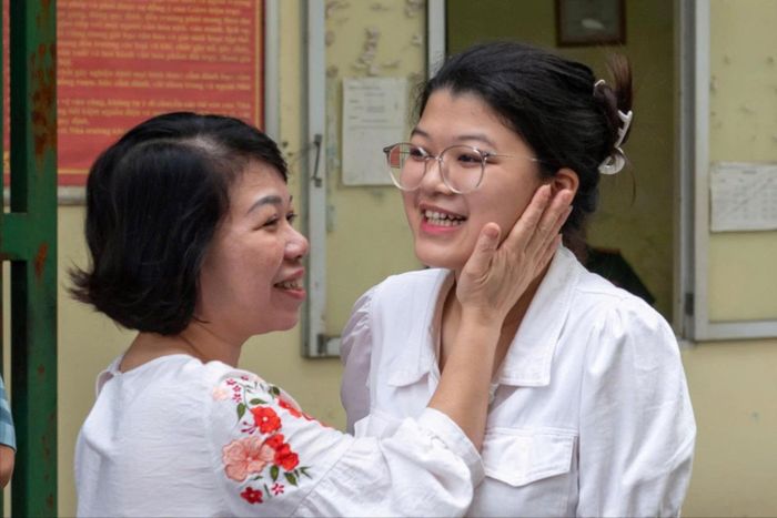 Phụ huynh chúc mừng con hoàn thành bài thi môn Toán. Ảnh: Mạnh Hưng