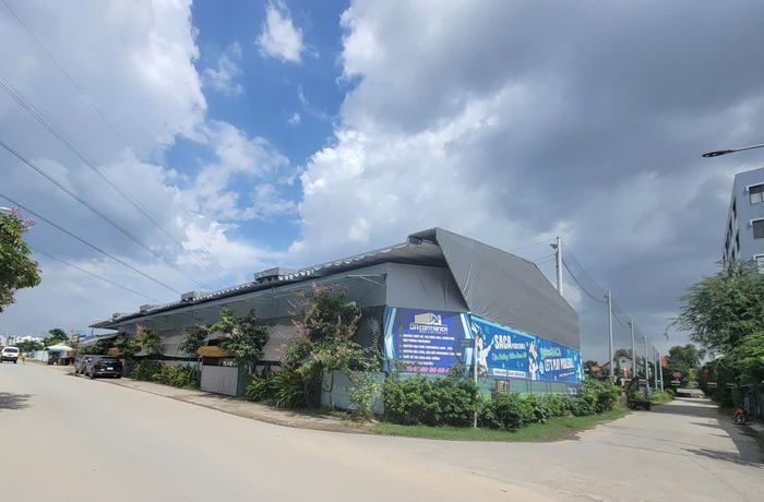 Các công trình vi phạm trật tự xây dựng tại Khu dân cư Bắc Rạch Chiếc vẫn tồn tại suốt thời gian qua. Ảnh: Quang Phương