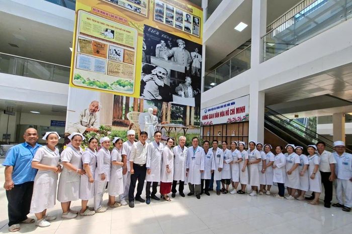 Không gian văn hóa Hồ Chí Minh tại Bệnh viện ĐKKV Hóc Môn còn trưng bày nhiều hình ảnh và tư liệu về Người