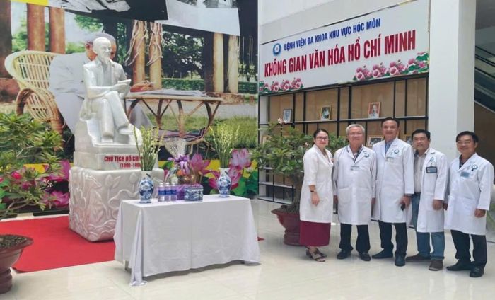 Tượng Bác Hồ bằng đá cẩm thạch nguyên khối được đặt tại Không gian văn hóa Hồ Chí Minh của Bệnh viện Đa khoa khu vực Hóc Môn