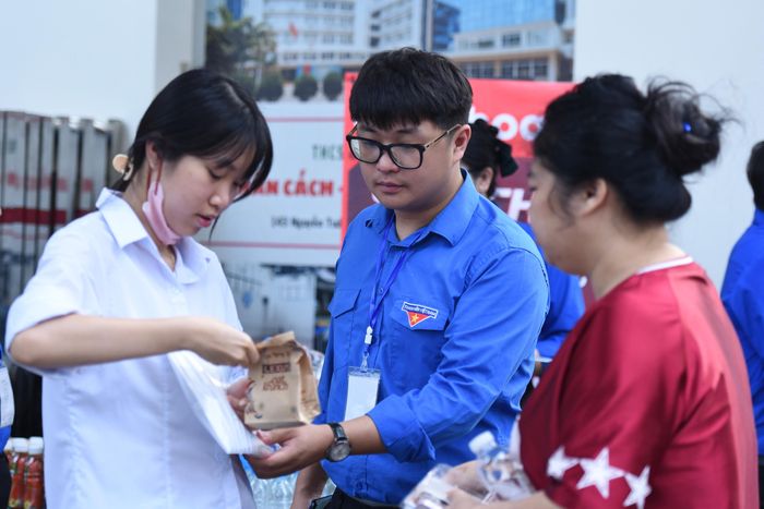 Tình nguyện viên phát nước, hỗ trợ thí sinh. Ảnh: Xuân Quý