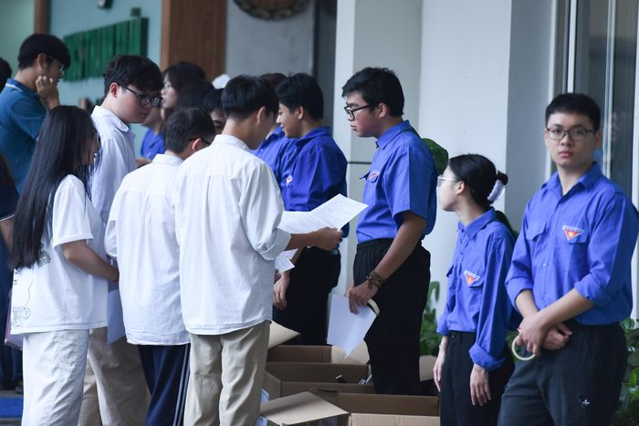 Thí sinh rà soát lại thiết bị, dụng cụ học tập trước khi vào khu vực làm bài thi tại Trường THCS Thanh Xuân (Phường Thanh Xuân Trung). Ảnh: Xuân Quý