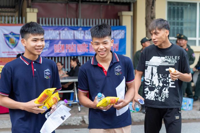 Thí sinh tới điểm thi Trường THPT Xuân Phương (phường Xuân Phương). Ảnh: Mạnh Hưng