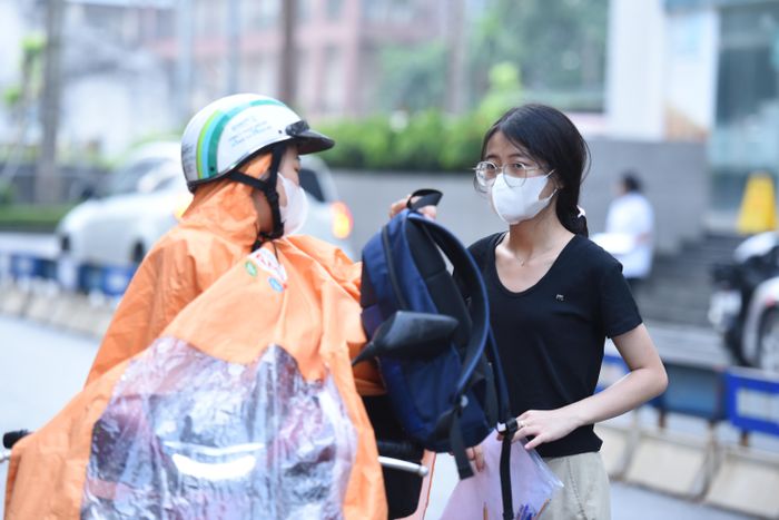 Thời tiết sáng nay tại Hà Nội có cơn mưa nhẹ, nhiều thí sinh được phụ huynh đưa tới điểm thi tại Trường THCS Thanh Xuân (Phường Thanh Xuân Trung). Ảnh: Xuân Quý