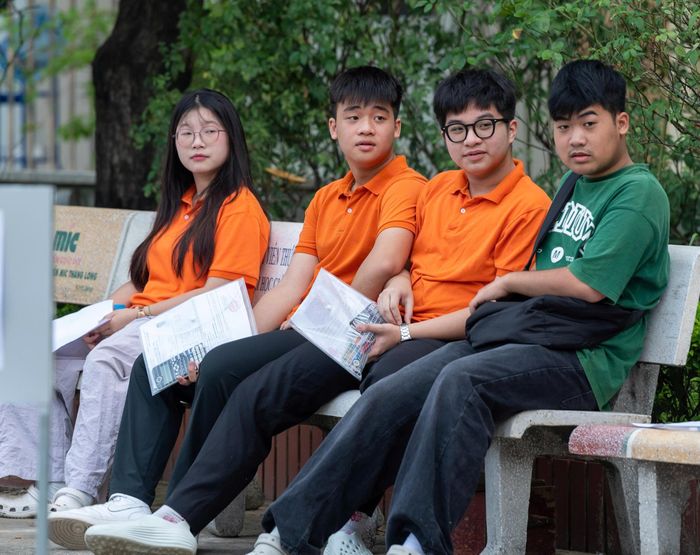 Ở ngày thi thứ nhất, nhiều thí sinh cho rằng đề thi Ngữ văn tốt nghiệp THPT năm 2026 khá hay, có sự mới lạ và tính phân hóa. Đa số thí sinh kỳ vọng có thể đạt từ 7,5 - 8 điểm với đề thi này. Ảnh: Mạnh Hưng
