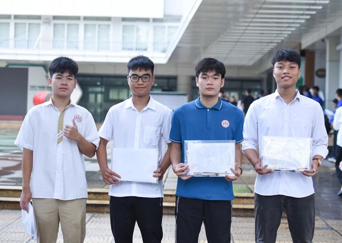 Thí sinh Nguyễn Phú Triết (áo xanh) – Trường THPT Hoàng Mai cho biết, hiện tại bản thân đã phần nào giải tỏa áp lực sau môn Ngữ văn và Toán. Tuy nhiên, hôm nay cũng là một ngày thi cần sự tập trung cao độ bởi mang tính quyết định với các môn tự chọn, ảnh hưởng trực tiếp đến cơ hội xét tuyển đại học.