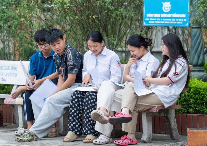 Thí sinh xem lại công thức, ghi chú nhằm tập trung cho môn thi tự chọn quyết định. Ảnh: Mạnh Hưng