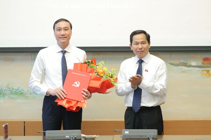Phó Bí thư Đảng ủy Quốc hội, Tổng Thư ký Quốc hội, Chủ nhiệm Văn phòng Quốc hội Lê Quang Mạnh trao Quyết định và tặng hoa chúc mừng Bí thư Đảng ủy Các cơ quan tham mưu, giúp việc của Đảng ủy Quốc hội nhiệm kỳ 2025 - 2030 Phùng Khánh Tài