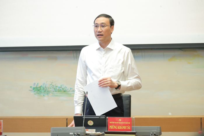 Phó Bí thư chuyên trách Đảng ủy Quốc hội, Bí thư Đảng ủy Các cơ quan tham mưu, giúp việc của Đảng ủy Quốc hội Phùng Khánh Tài phát biểu tại Hội nghị