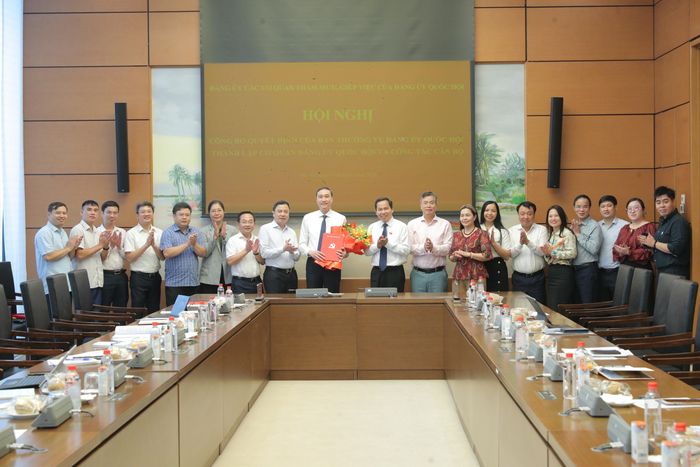 Các đại biểu chúc mừng Bí thư Đảng ủy Các cơ quan tham mưu, giúp việc của Đảng ủy Quốc hội nhiệm kỳ 2025 - 2030 Phùng Khánh Tài
