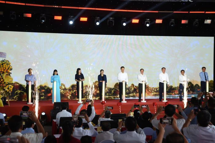 Lãnh đạo Thành ủy, HĐND, UBND, Ủy ban MTTQ Việt Nam thực hiện nghi thức bấm nút khởi công Dự án Nhà ở xã hội cho thuê Long Bình. Ảnh: Văn Dũng