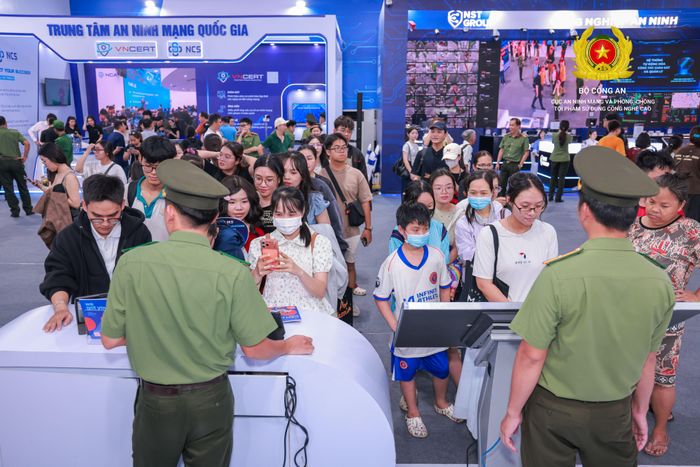 Nhiều bạn trẻ bày tỏ sự thích thú khi lần đầu tiên được trực tiếp thao tác với mã Morse và tiếp cận các câu chuyện lịch sử theo hình thức tương tác, góp phần giúp thế hệ trẻ hiểu hơn về truyền thống vẻ vang của lực lượng Công an nhân dân.