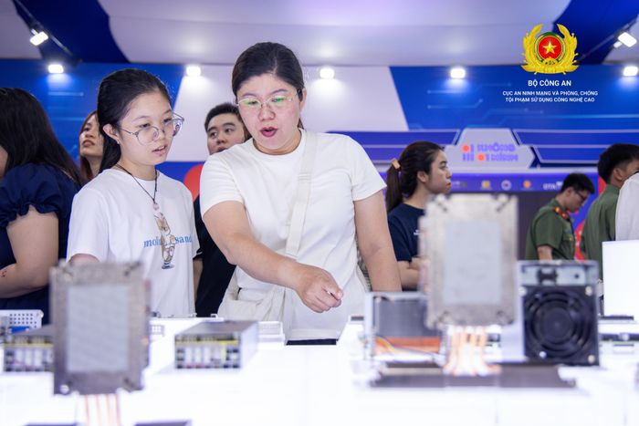 “Bức tường An ninh mạng” là một trong những phân khu nổi bật của triển lãm “Tổ quốc bình yên”, sự kiện hướng tới kỷ niệm 80 năm Ngày truyền thống lực lượng An ninh nhân dân (12/7/1946 – 12/7/2026).