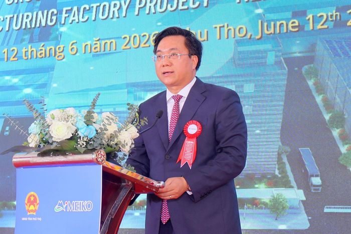 Chủ tịch UBND tỉnh Trần Duy Đông phấn khởi phát biểu và mong muốn nhiều nhà đầu tư đến làm ăn tại quê hương Đất Tổ