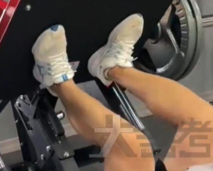Nam sinh tập trung rất nhiều vào phần chân khi tập luyện tại phòng gym. Ảnh: SCMP