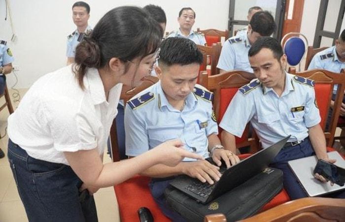 Đội ngũ trợ giảng của IGB Group trực tiếp hỗ trợ từng học viên.