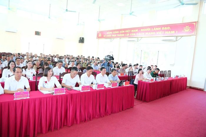 Các đại biểu, cử tri tham dự buổi tiếp xúc. Ảnh: Quốc Hương