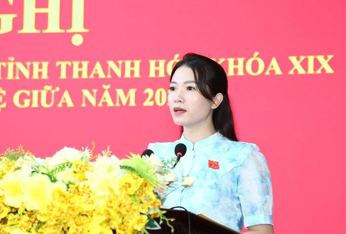 Đại diện Tổ đại biểu HĐND tỉnh thông tin tới cử tri dự kiến thời gian, địa điểm, nội dung, chương trình kỳ họp thường lệ giữa năm 2026, HĐND tỉnh Khóa XIX. Ảnh: Quốc Hương