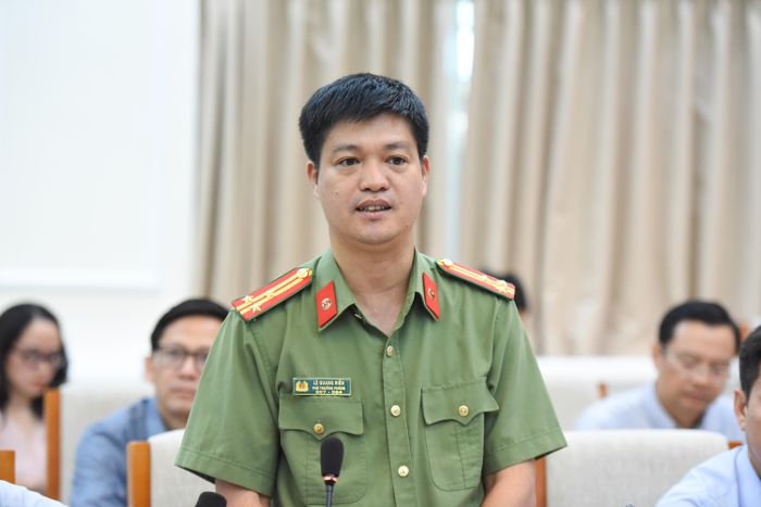 Thượng tá Lê Quang Hiển - Phó trưởng Phòng An ninh y tế, giáo dục, Cục An ninh chính trị nội bộ (A03), Bộ Công an phát biểu. Ảnh: Xuân Quý