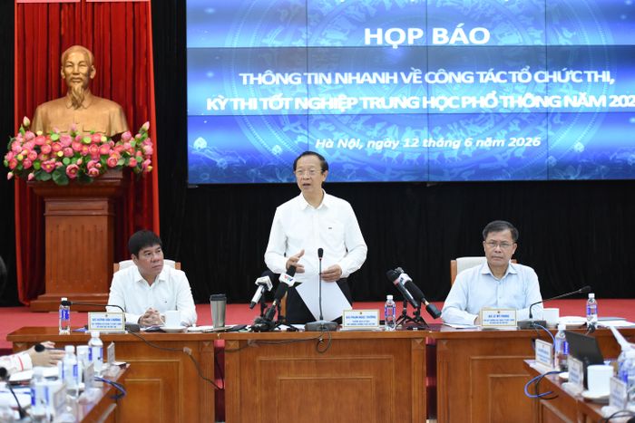 Thứ trưởng Thường trực Bộ GD-ĐT Phạm Ngọc Thưởng chủ trì họp báo. Ảnh: Xuân Quý