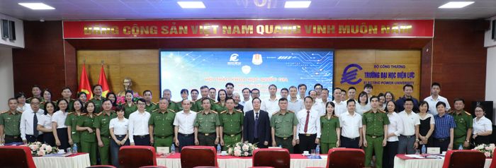 Các đại biểu tham dự hội thảo chụp hình lưu niệm