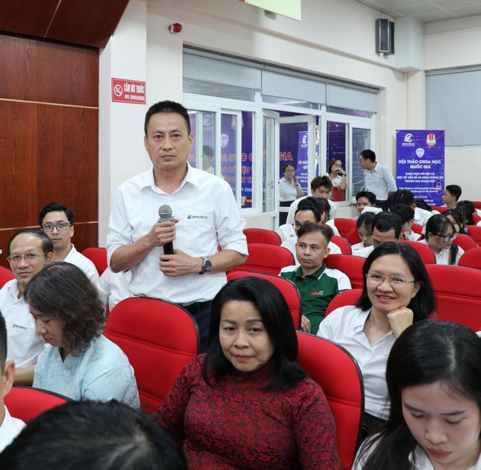 Đại biểu tham dự thảo luận tại hội thảo