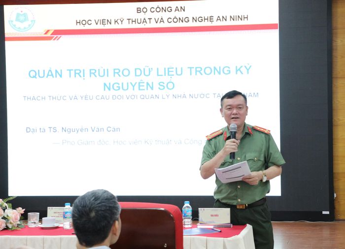 Phó giám đốc Học viện Kỹ thuật và Công nghệ an ninh, Đại tá - TS. Nguyễn Văn Căn thảo luận tại hội thảo