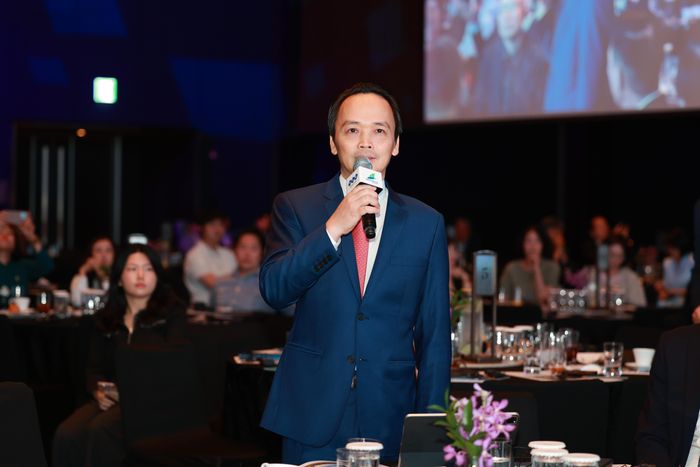 Ông Trịnh Văn Quyết nhận được sự quan tâm đặc biệt của các nhà đầu tư cũng như báo giới.