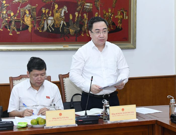 Phó Chủ nhiệm Ủy ban Văn hóa và Xã hội Đặng Xuân Phương trình bày một số vấn đề đặt ra tại cuộc làm việc