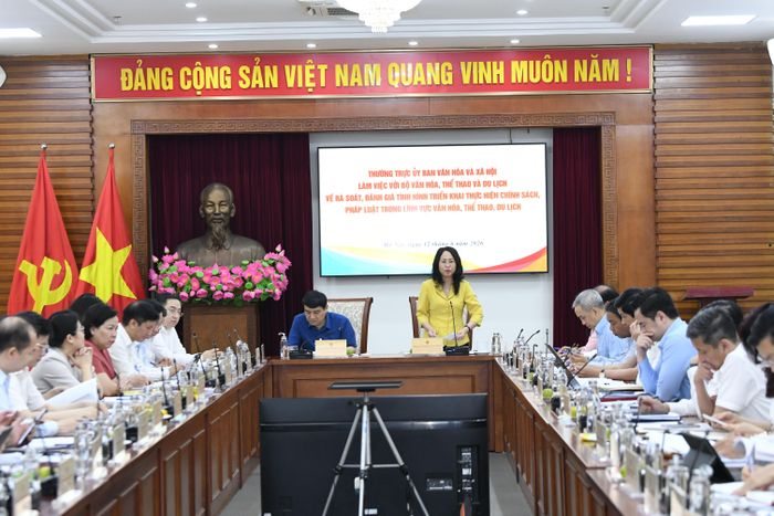Bộ trưởng Bộ Văn hóa, Thể thao và Du lịch Lâm Thị Phương Thanh phát biểu tại cuộc làm việc