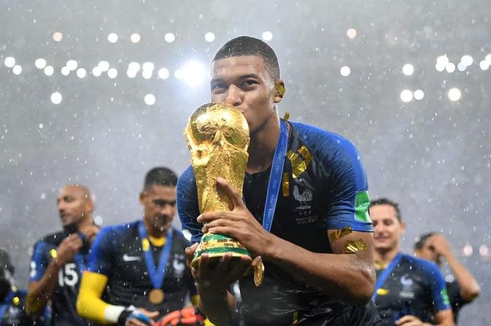 Kylian Mbappe với cúp vô địch tại World Cup 2018. Ảnh: FIFA