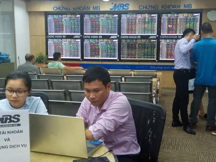 Áp lực bán gia tăng tại nhóm cổ phiếu vốn hóa lớn, đặc biệt là VHM, khiến VN-Index đánh mất mốc 1.800 điểm trong những phút cuối phiên giao dịch ngày 12/6