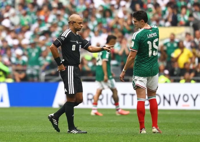 Có lẽ hiếm có trận khai mạc World Cup nào trọng tài chính phải rút ra tới 3 thẻ đỏ. Ảnh: Reuters.