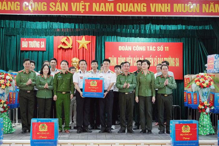 Đại diện lãnh đạo một số đơn vị Bộ Công an thăm, tặng quà quân và dân Đặc khu Trường Sa.