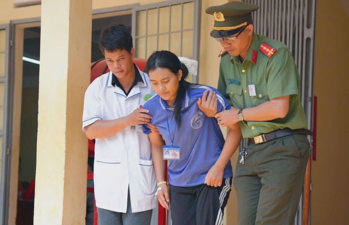 Lực lượng chức năng hỗ trợ một thí sinh mới phẫu thuật cắt bỏ ruột thừa tham gia kỳ thi.