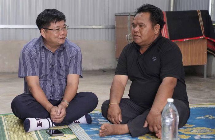Đại tá Nguyễn Chí Linh, Phó Giám đốc Công an tỉnh Gia Lai thăm, động viên người từng tham gia sinh hoạt đạo trái phép.