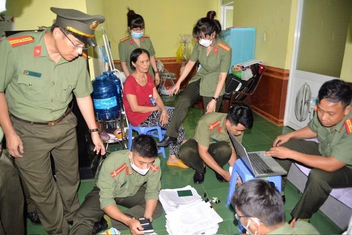 Cơ quan An ninh Công an Gia Lai phát hiện, tịch thu nhiều tài liệu liên quan đến hành vi hoạt động nhằm lật đổ chính quyền nhân dân của đối tượng Phan Thị Thảo (áo đỏ).