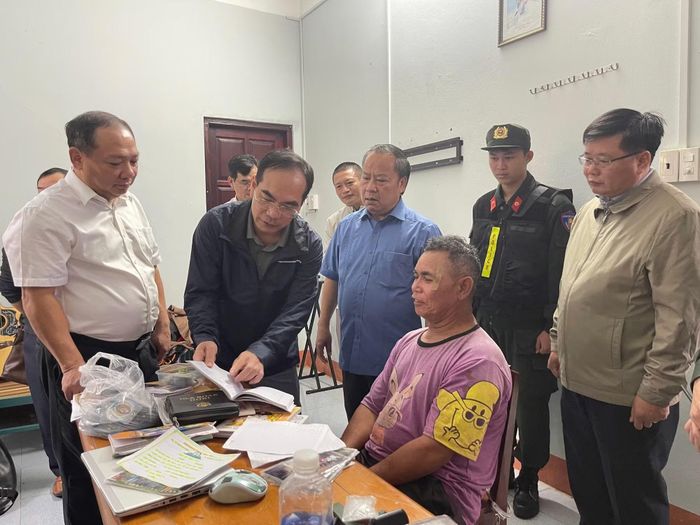 Công an Gia Lai bắt giữ Rôh (ngồi, áo tím) trú xã Ayun, một trong những đối tượng cầm đầu, lôi kéo người dân tham gia tà đạo.