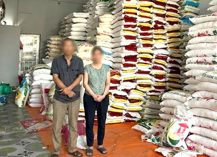 Vũ Tiến Chanh và Nguyễn Thị Yến tại cơ sở sản xuất.
