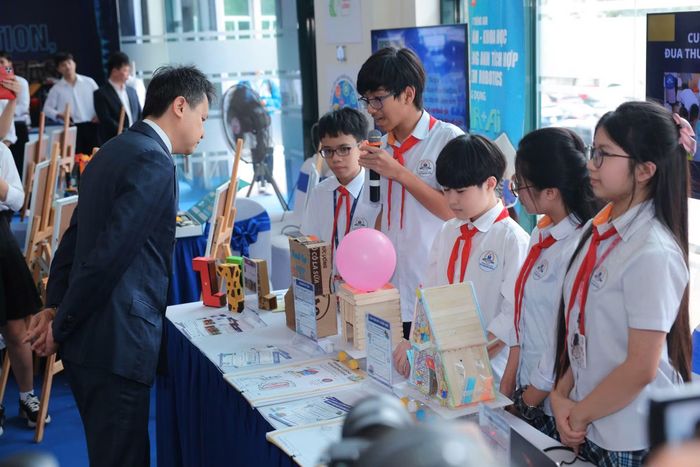  Học sinh hào hứng tham gia vào các dự án khoa học sáng tạo. 