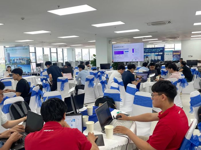  Các thí sinh đang tham gia một cuộc thi về AI tại Công viên phần mềm số Đà Nẵng. 