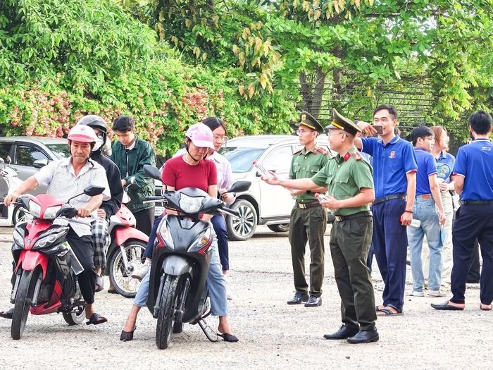 Tại các chốt “Tiếp sức mùa thi”, cán bộ, chiến sĩ đã cấp phát miễn phí nước uống, khăn lạnh cho thí sinh.