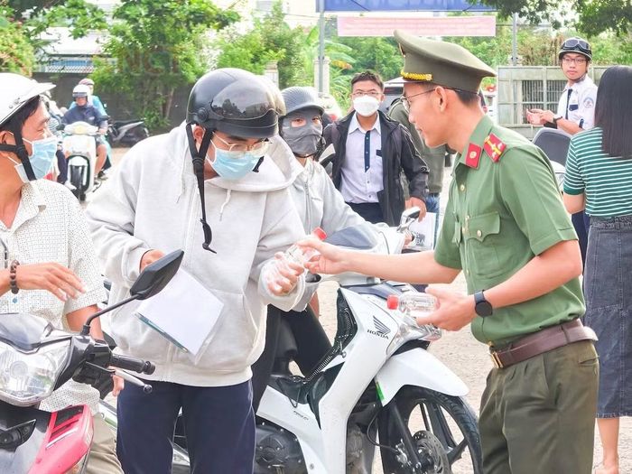 Lực lượng làm nhiệm vụ túc trực tại các điểm thi, kịp thời hỗ trợ các thí sinh.