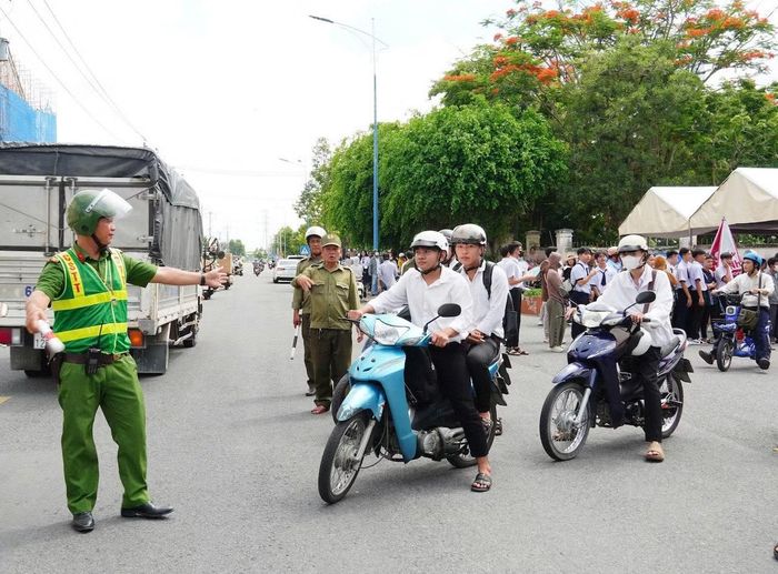 Lực lượng Công an cơ sở phân luồng giao thông, đảm bảo an ninh, an toàn tại điểm thi.