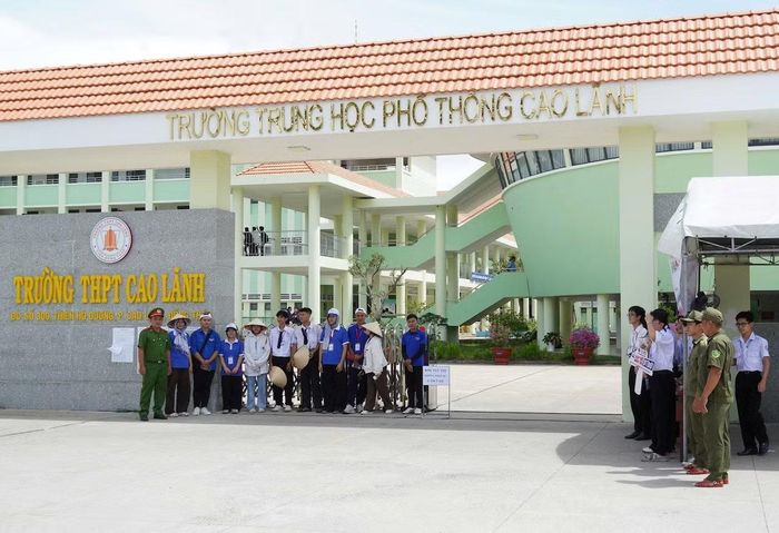 Lực lượng Công an cơ sở bảo đảm trật tự, an toàn giao thông tại khu vực điểm thi.