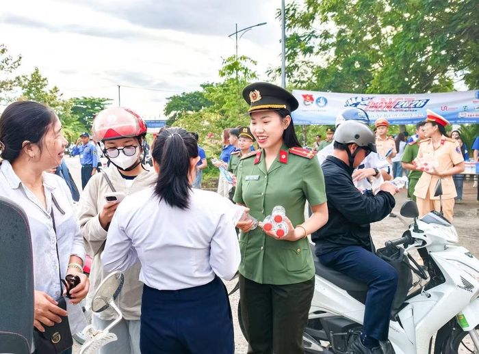 Tuổi trẻ Công an TP Cần Thơ hỗ trợ, tiếp sức cho thí sinh.