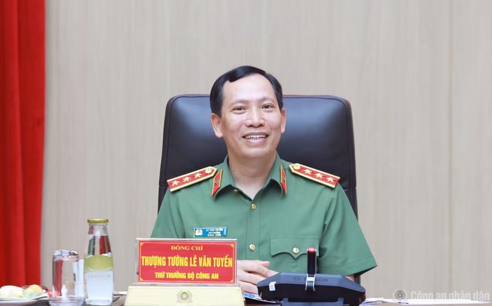 Thứ trưởng Lê Văn Tuyến điều hành phần thảo luận.