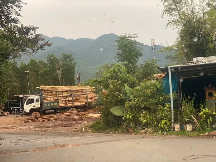Các trạm cân không phép nằm trên tuyến Quốc lộ 14B đã bị chính quyền xã "tuýt còi".